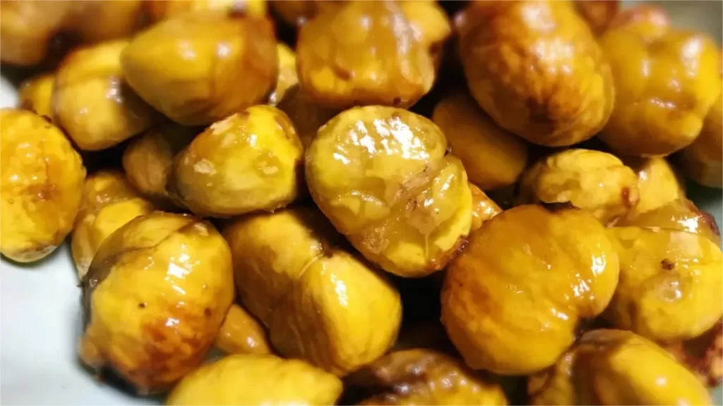 Gekonfijte kastanjes - een populaire snack in Noord-China