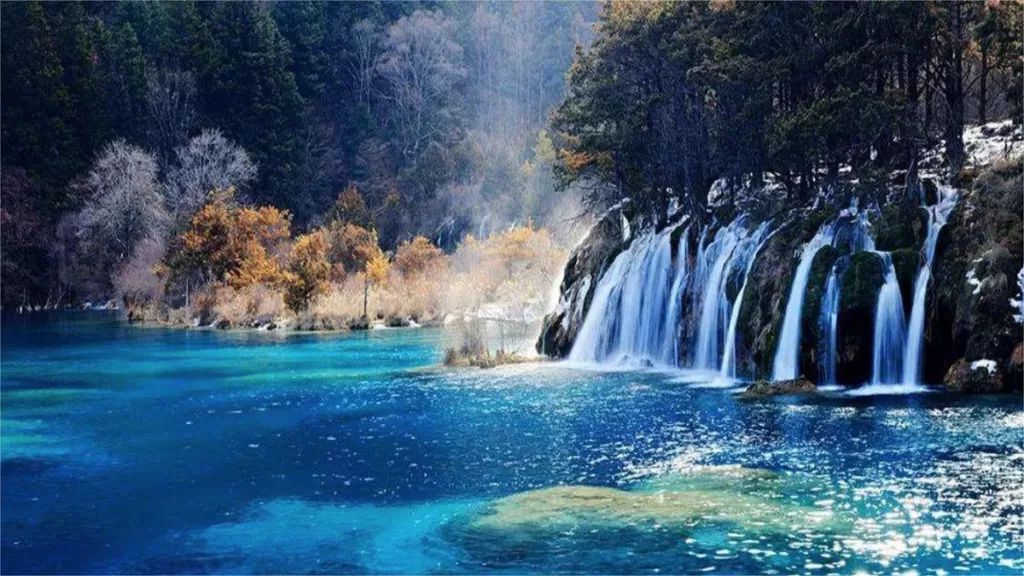 Estanques de colores en el Parque Nacional del Valle de JIuzhai