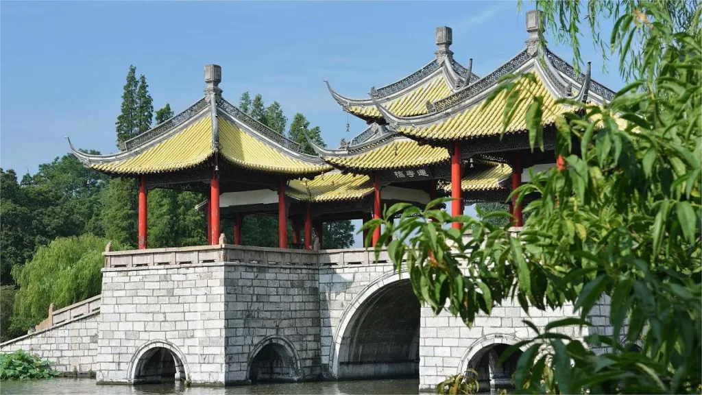 Pont à cinq pavillons dans l'étroit lac de l'Ouest