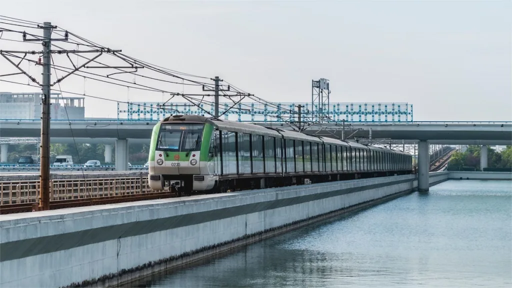 Wie kommt man vom Flughafen Shanghai nach Disneyland?