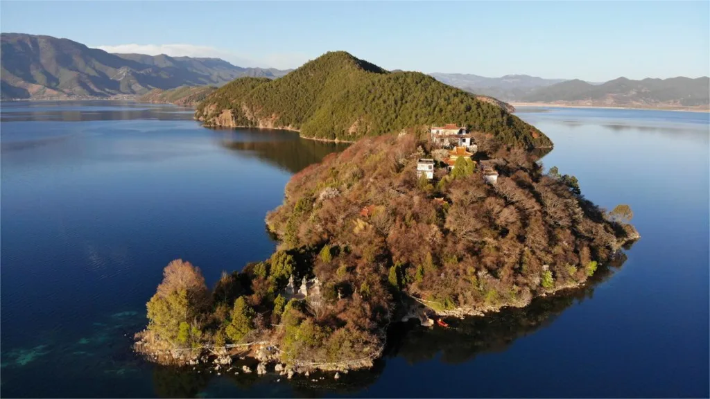 Isla Liwubi en el lago Lugu - Situación y puntos destacados