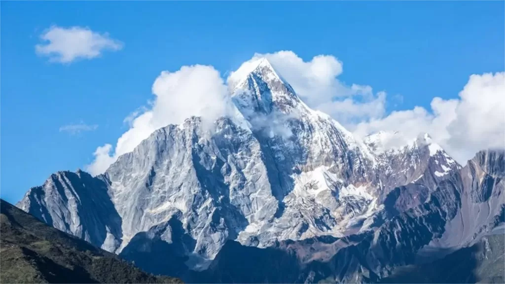 Pico Jampelyang na reserva natural de Yading