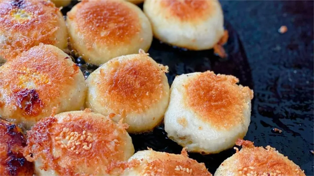 Petits pains à la vapeur et à l'eau (Qi Shui Bao) - un en-cas unique à Wuhan