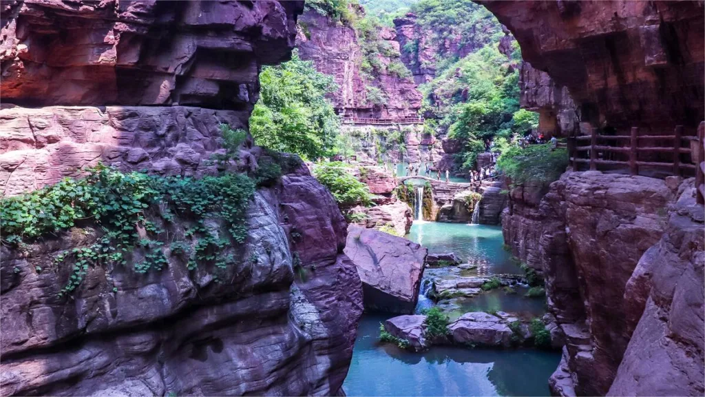 Desfiladero de la Piedra Roja en la montaña Yuntai