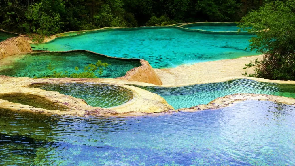 Les étangs des cinq couleurs - une merveille naturelle dans la région panoramique de Huanglong