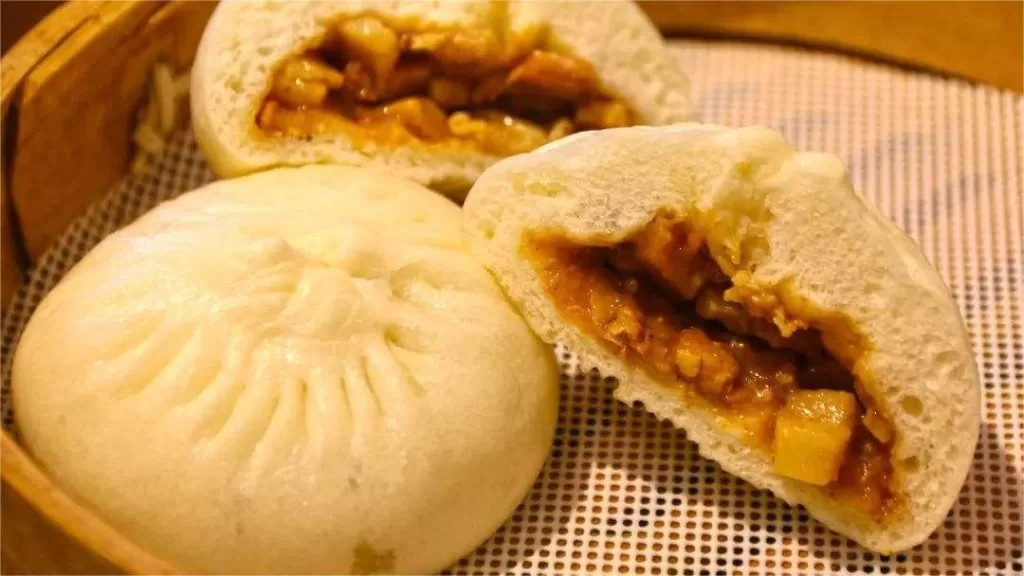 Três pãezinhos cozidos a vapor em cubos (San Ding Baozi)