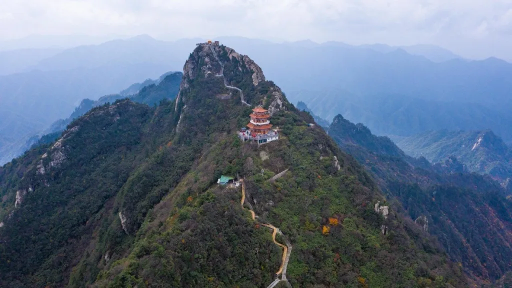 Berg Baiyun (Weißer Wolkenberg), Luoyang - Eintrittskarte, Öffnungszeiten, Lage und Highlights