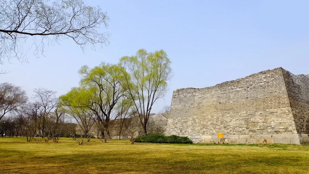 北京明城墙遗址公园 - 门票、开放时间、亮点和攻略。