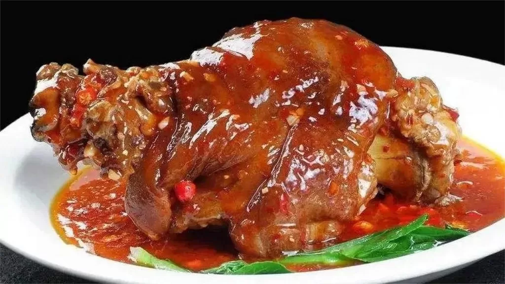 Manitas de cerdo estofadas en salsa de soja