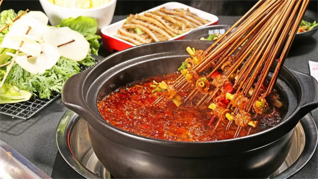 Chuan Chuan Xiang - Een hotpotschotel met ingrediënten van spiesjes