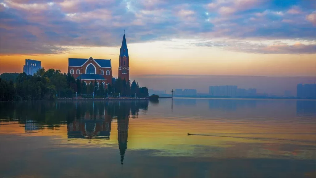 Iglesia Cristiana del Lago Dushu - Precio de la entrada, horario de apertura, ubicación y aspectos destacados.