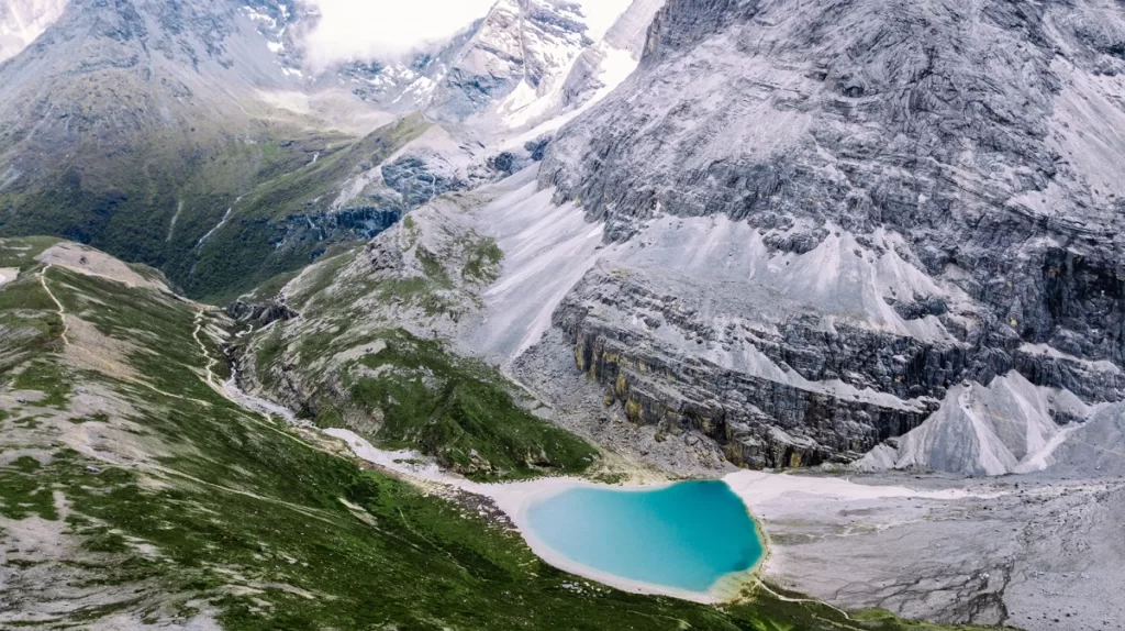 Lago de Cinco Cores - Uma Joia da Arte da Natureza