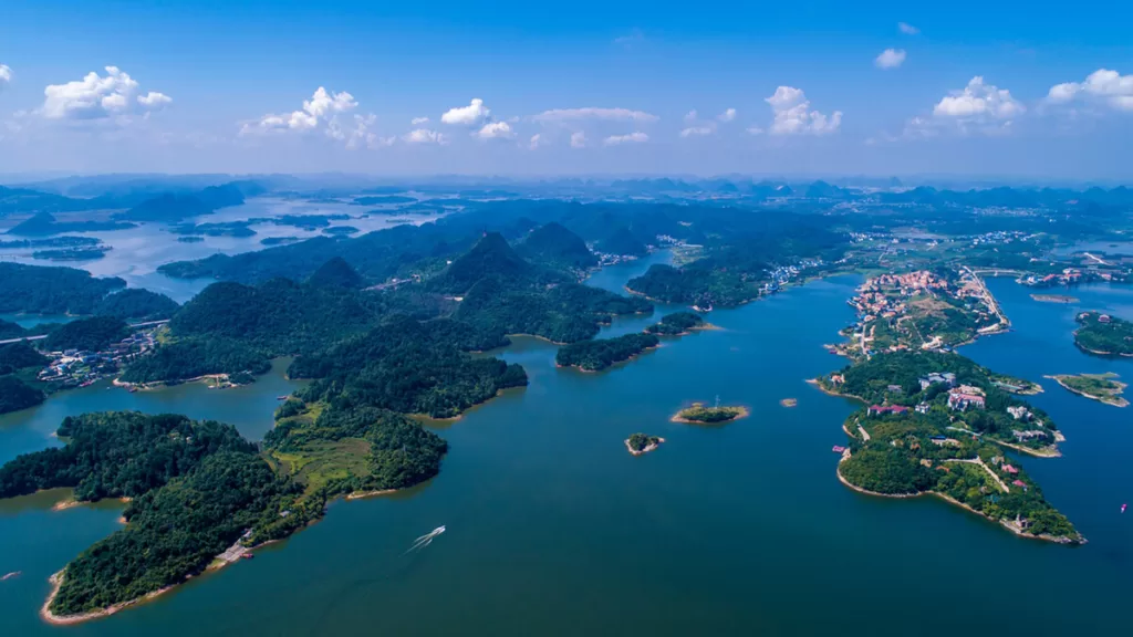 Lago Hongfeng (Lago Marple Rojo) - Entrada, horario de apertura, ubicación y aspectos destacados.