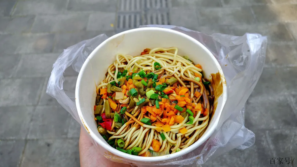 Hete droge noedels - de beroemdste snack in Wuhan