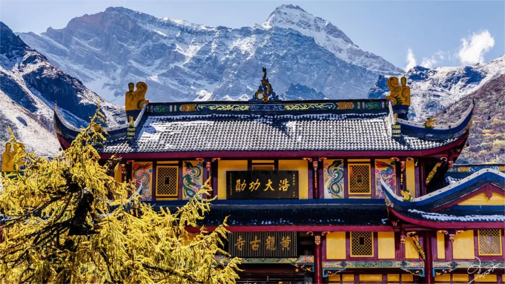 黄龙寺--黄龙风景区中的一片宁静绿洲。