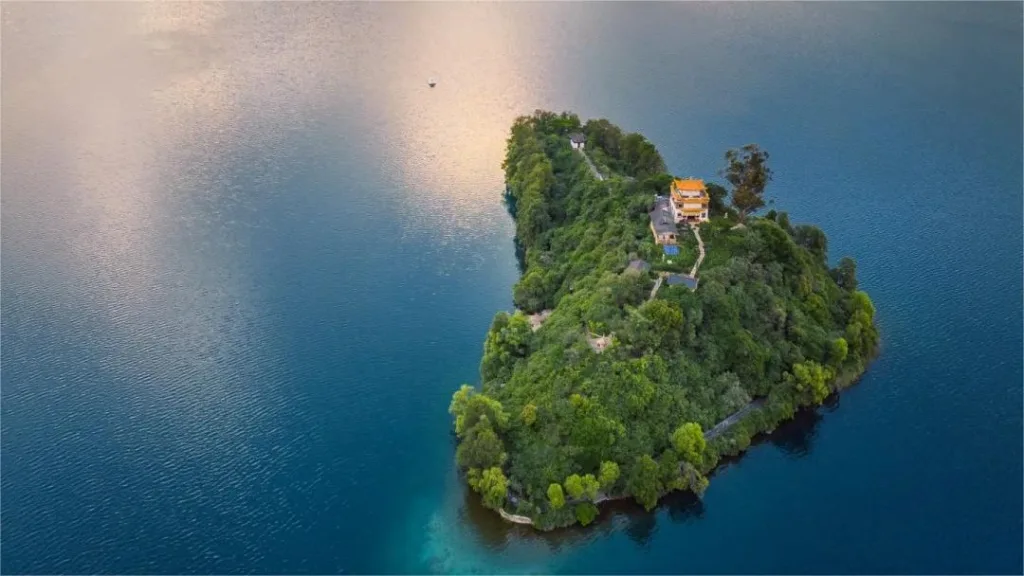 L'île de Luoke sur le lac Lugu - Situation et points forts