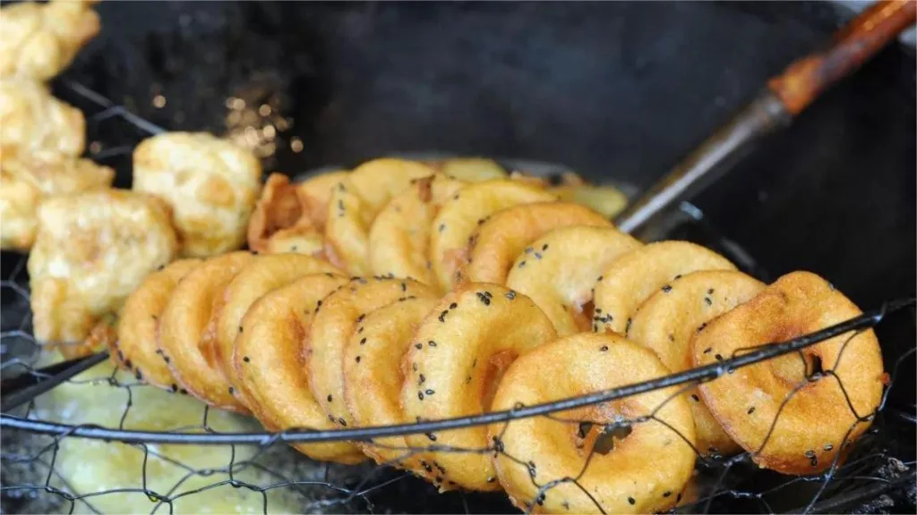 Mianwo (petits pains de riz frits) - un aliment de base du petit-déjeuner à Wuhan