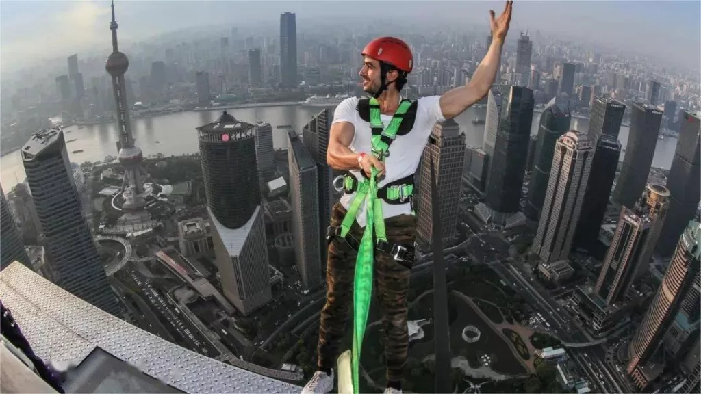 The Breathtaking Skywalk of Jinmao Tower – an awe-inspiring journey above the clouds