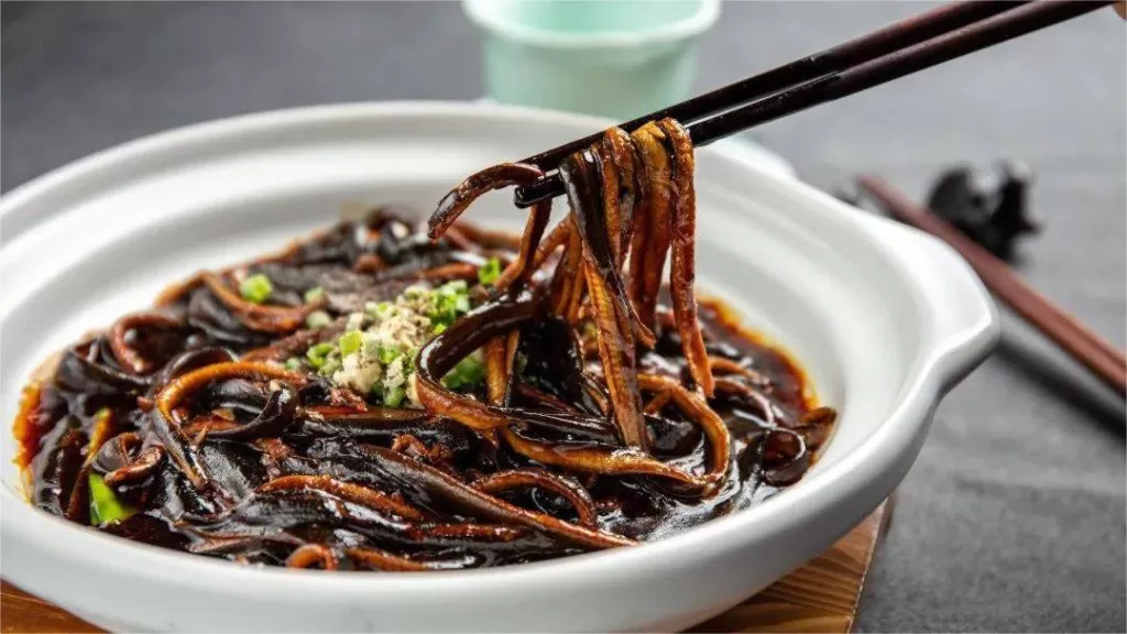 Geroerbakte paling (Xiang You Shan Hu) - Een symfonie van smaken uit de Jiangnan-keuken