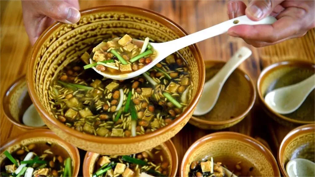 Tujia Youcha Tang (Öl-Tee-Suppe)