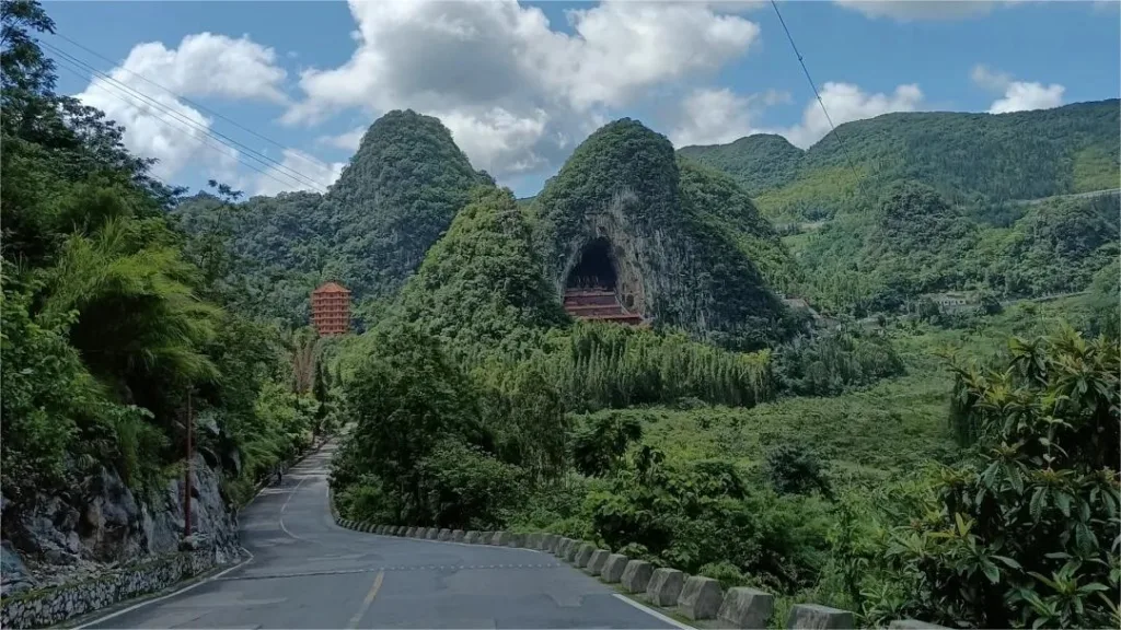 Wanfo Tempel, Xingyi - Kaartje, openingstijden, locatie en hoogtepunten