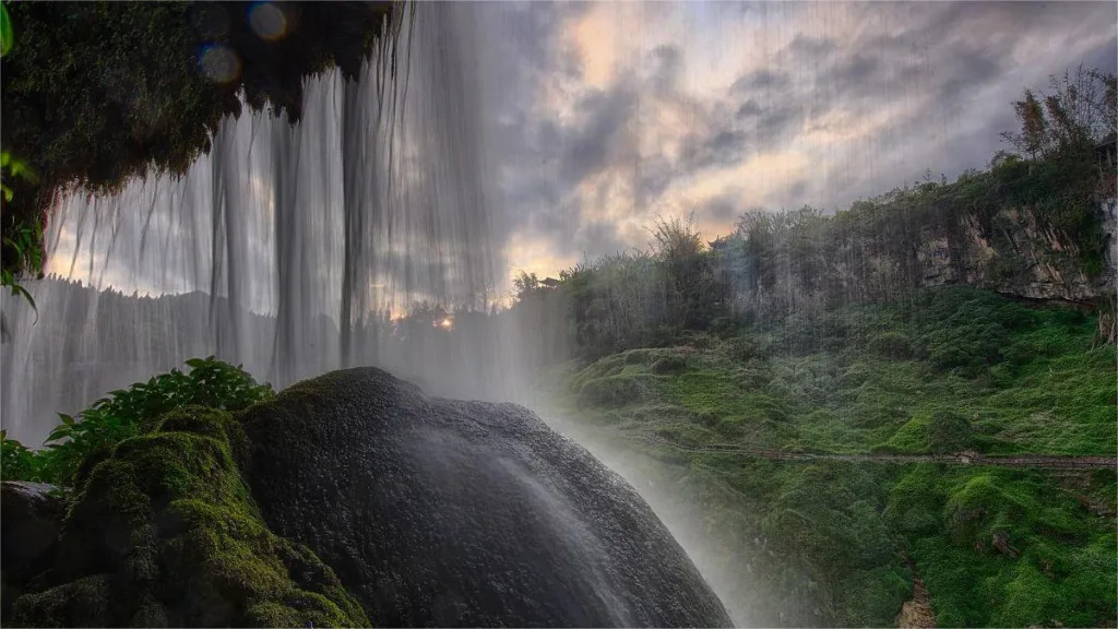 Cueva de la Cortina de Agua en las cataratas de Huangshuoshu