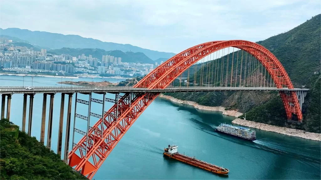 Ponte sobre o rio Yangtze de Wushan - a ponte sobre o desfiladeiro de Wu