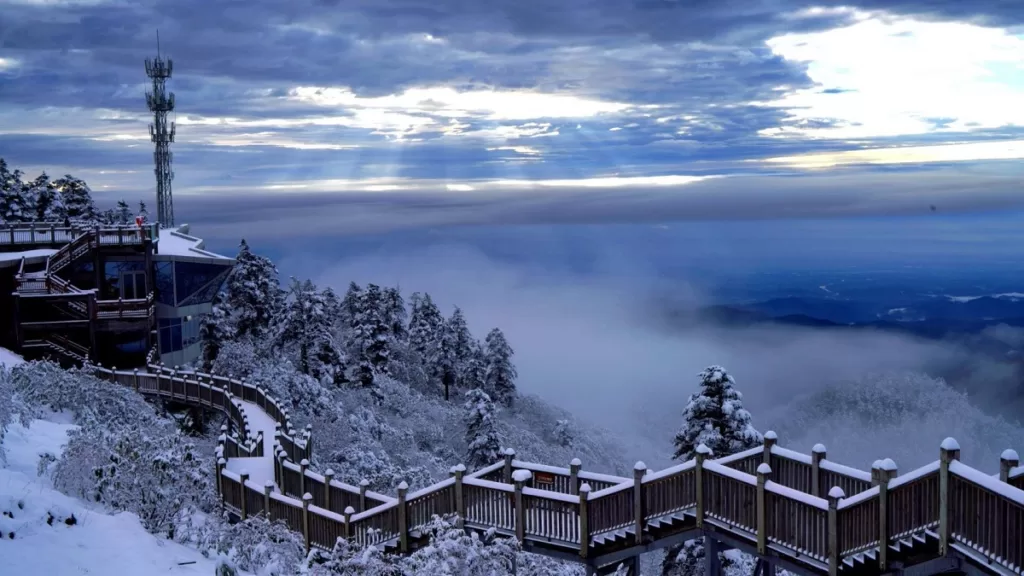 西岭雪山 - 门票、开放时间、亮点和攻略。