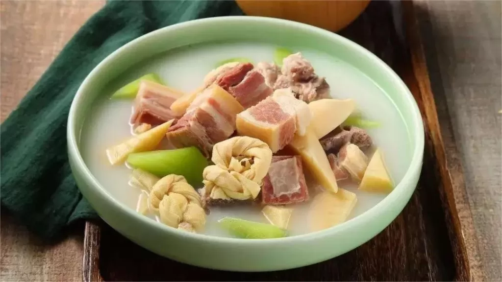 Gesalzene Schweinefleischsuppe (Yan Du Xian)