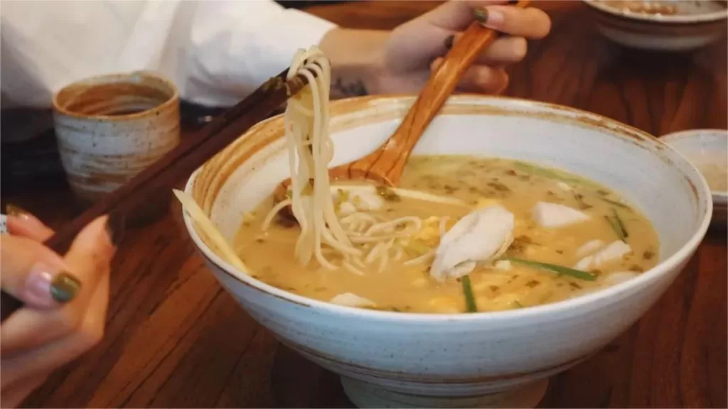 Sopa de fideos con corvina amarilla - Huangyu Mian