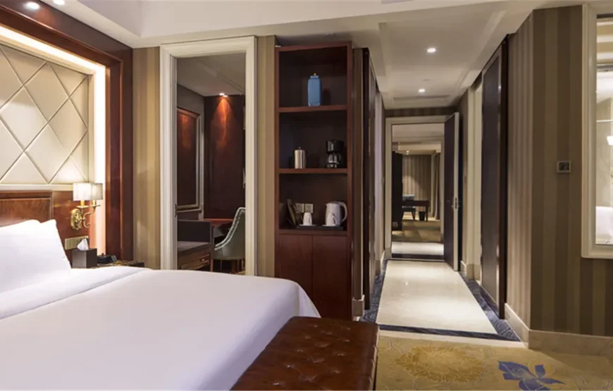 Deluxe Suite – (City View + Small Refrigerator + Luxury Bathtub)