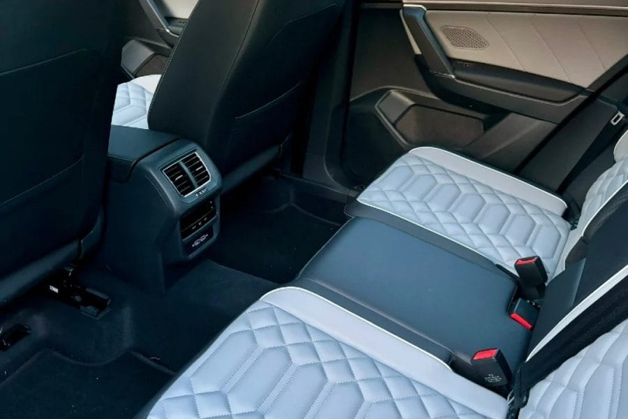 5-seat Volkswagen Passat（Within the city limits）