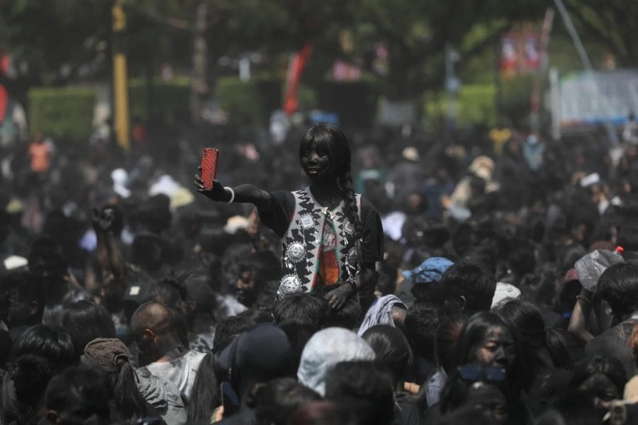 Yunnan Cangyuan “touch your black” carnival tourists from Europe and the United States to experience the depth of the trip