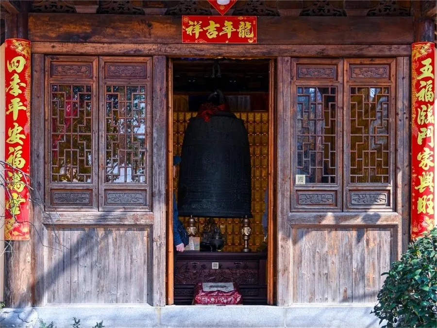 Bronze-Bell-in-iron-buddha-temple-huzhou-jpg Bronze-Bell-in-iron-buddha-temple-huzhou-jpg