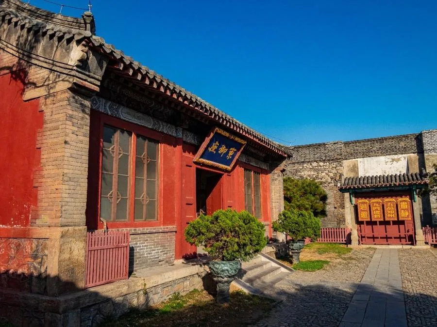 Eastern-imperial-seat-in-daimiao-temple-jpg Eastern-imperial-seat-in-daimiao-temple-jpg