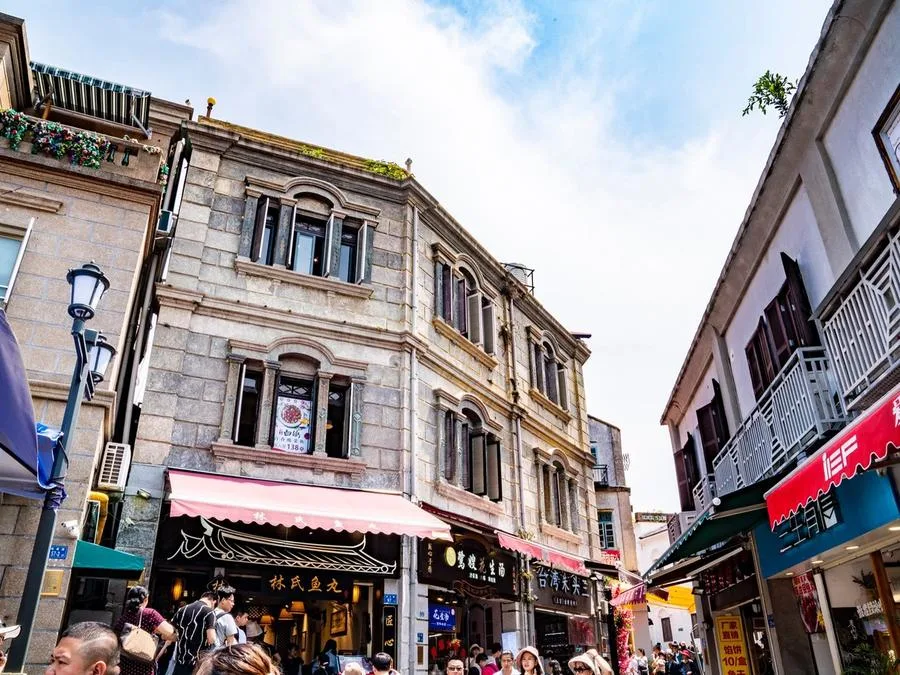 Longtou-Road-Commercial-Street-in-gulangyu-island-jpg Longtou-Road-Commercial-Street-in-gulangyu-island-jpg