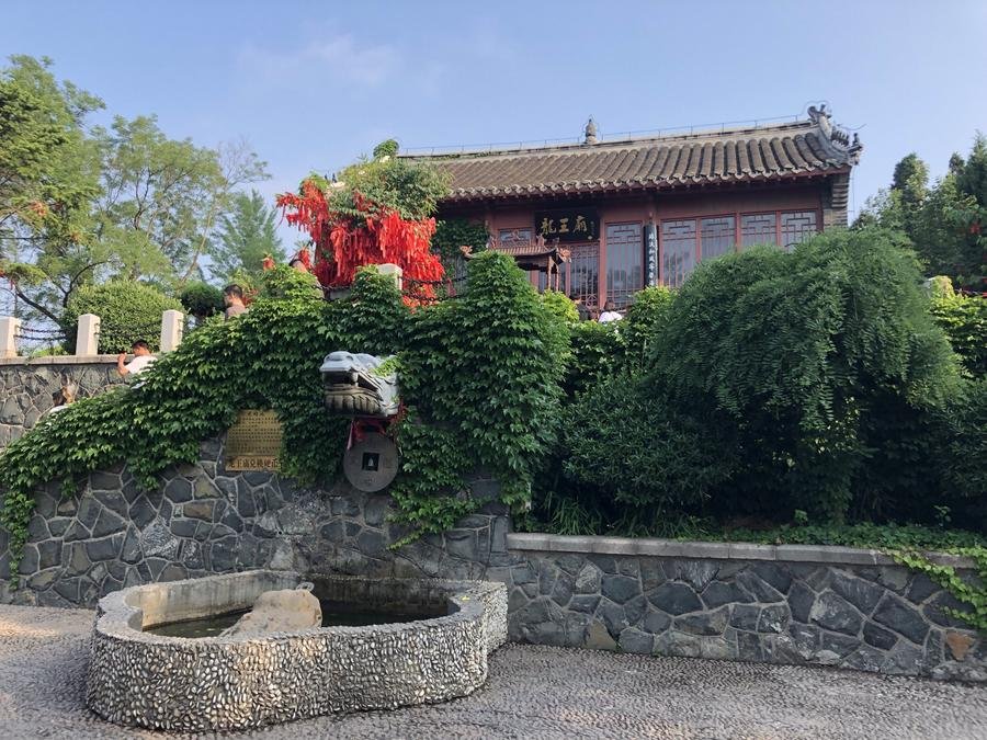Longwang-Temple-and-Martyrs-Shrine-in-yantai-hill-park Longwang-Temple-and-Martyrs-Shrine-in-yantai-hill-park