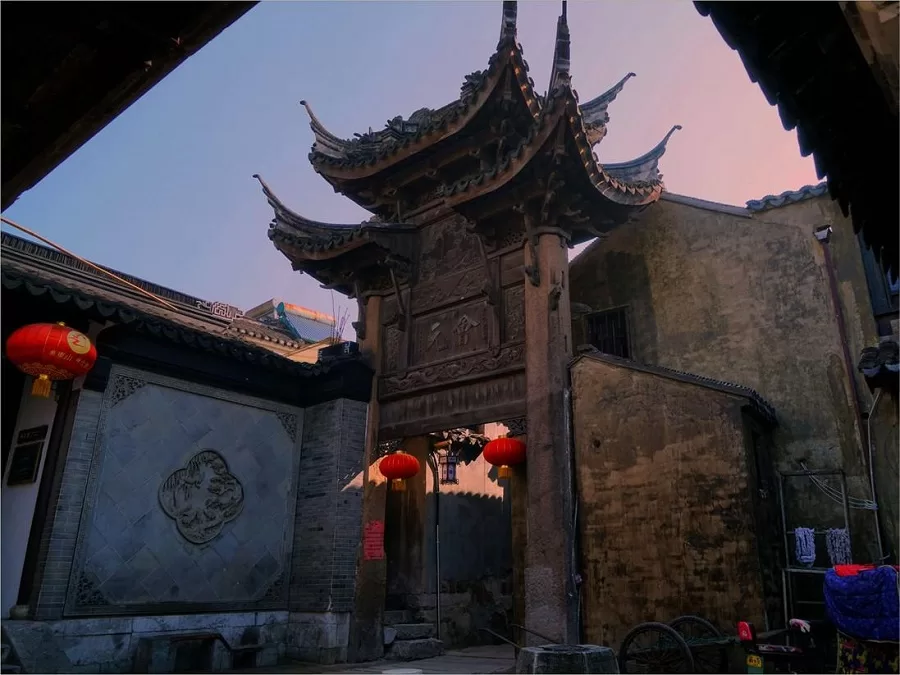 Red-Latern-and-Red-Clothes-in-luxiang-ancient-village-jpg Red-Latern-and-Red-Clothes-in-luxiang-ancient-village-jpg