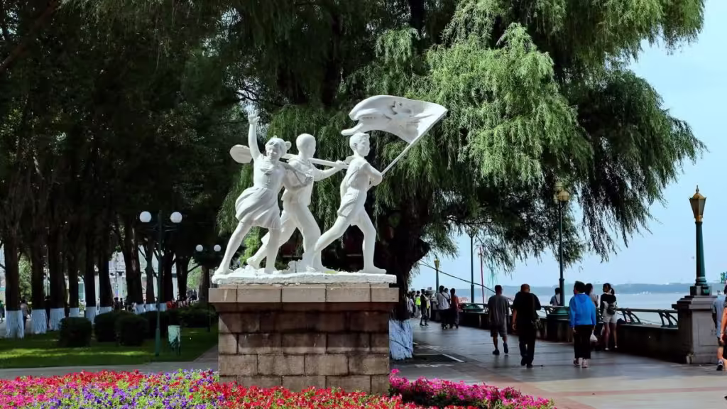Stalin-Park-Harbin-1024x576.avif_