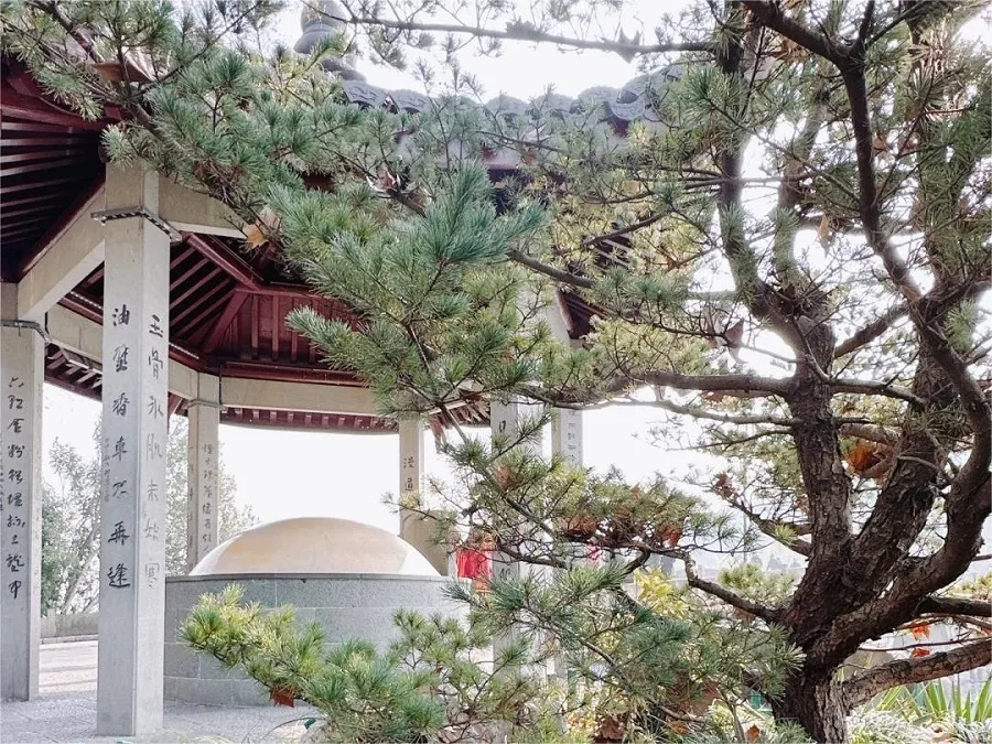 Su-xiaoxiaos-tomb-in-bai-causeway-jpg Su-xiaoxiaos-tomb-in-bai-causeway-jpg