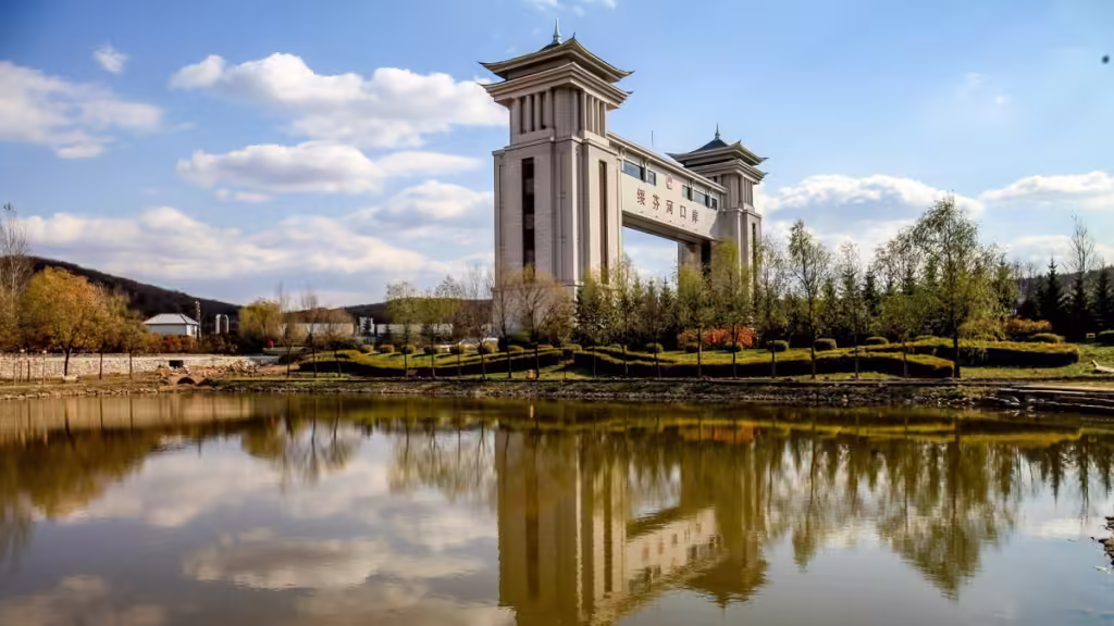 Suifen-River-State-Gate-Scenic-Area-1024x576.avif_