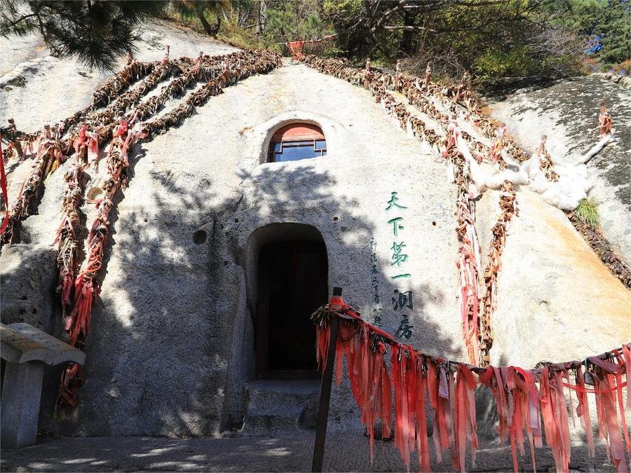 The-Worlds-First-Bridal-Chamber-in-mount-hua The-Worlds-First-Bridal-Chamber-in-mount-hua