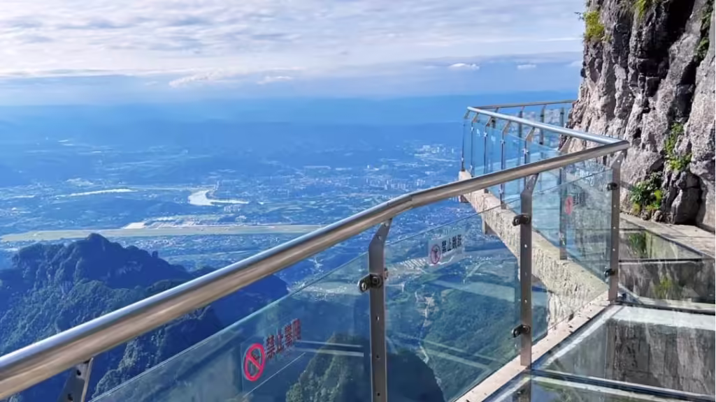 Tianmen-Mountain-Glass-Skywalk-1024x576.avif_