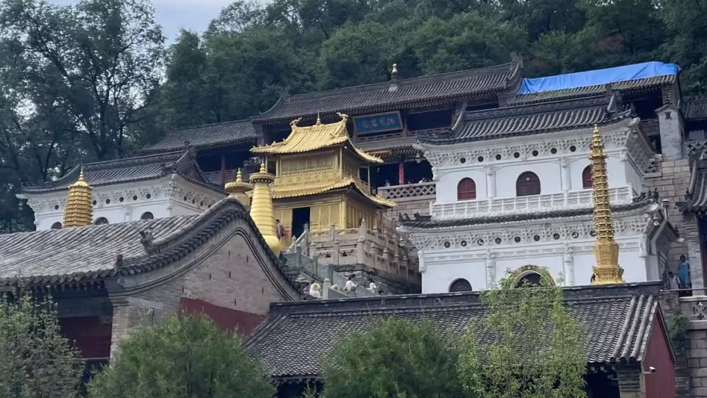 Xiantong-Temple-The-Formost-Temple-on-Mount-Wutai-1024x576.avif_