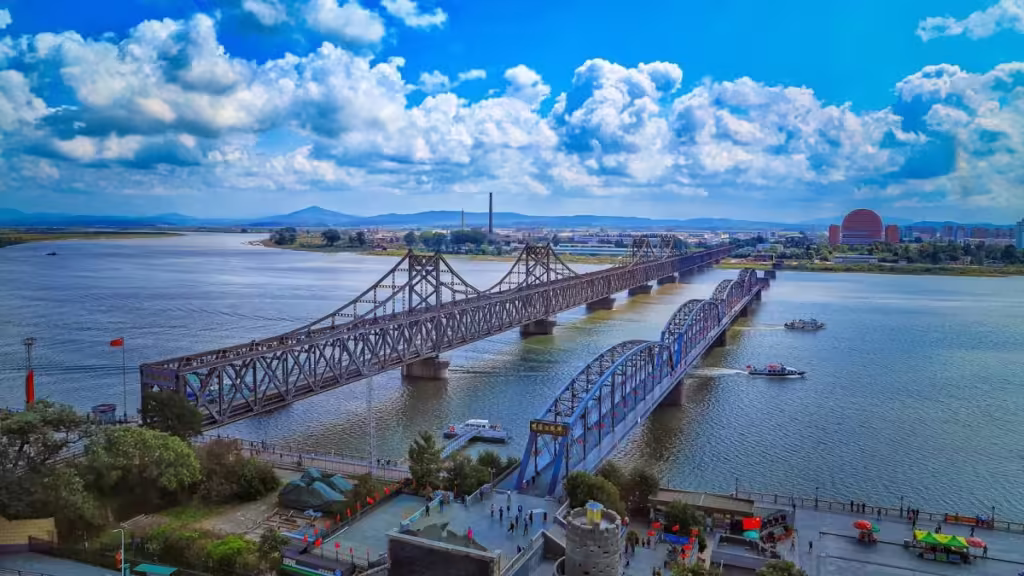 Yalu-River-Broken-Bridge-1024x576.avif_-1