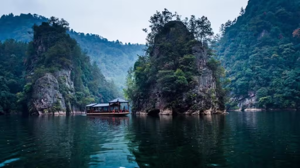 baofeng-lake-zhangjiajie-1024x576.avif_