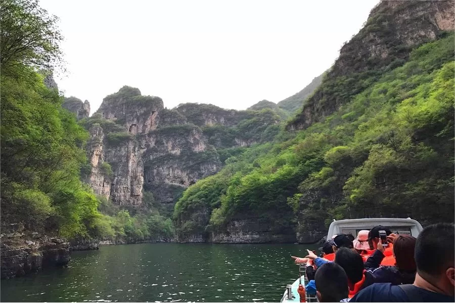 boat-cruise-in-longqing-gorge-jpg boat-cruise-in-longqing-gorge-jpg