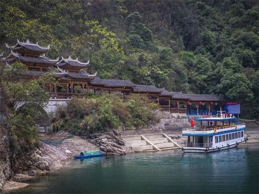 boat-cruise-in-wuyang-river-jpeg boat-cruise-in-wuyang-river-jpeg