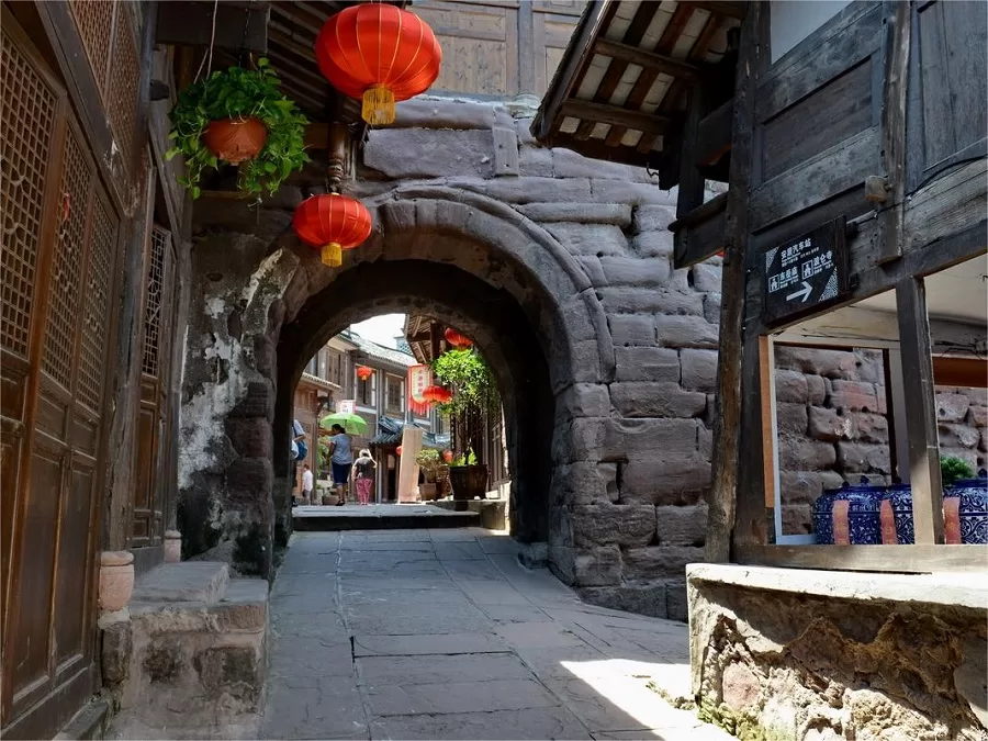 bolun-holding-hte-moon-in-anju-ancient-town-jpg bolun-holding-hte-moon-in-anju-ancient-town-jpg