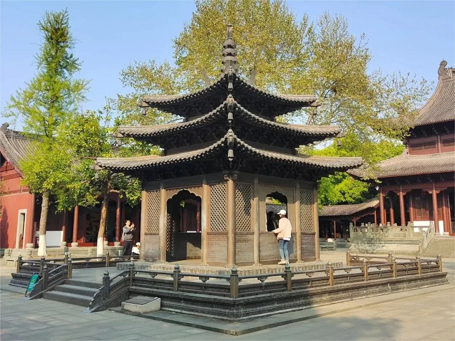 bronze-offering-hall-in-qian-wang-temple-jpg bronze-offering-hall-in-qian-wang-temple-jpg